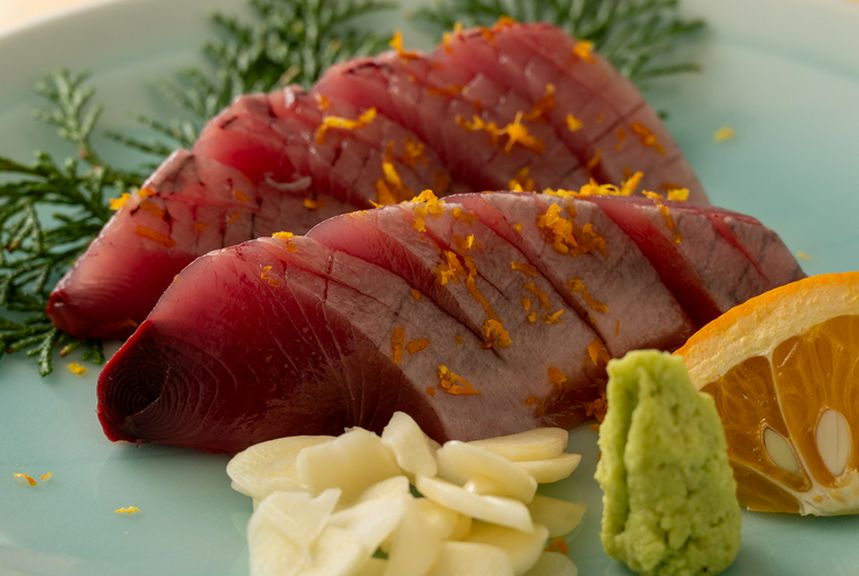 高知で味わう旬の生かつおの刺身を、ご賞味ください。