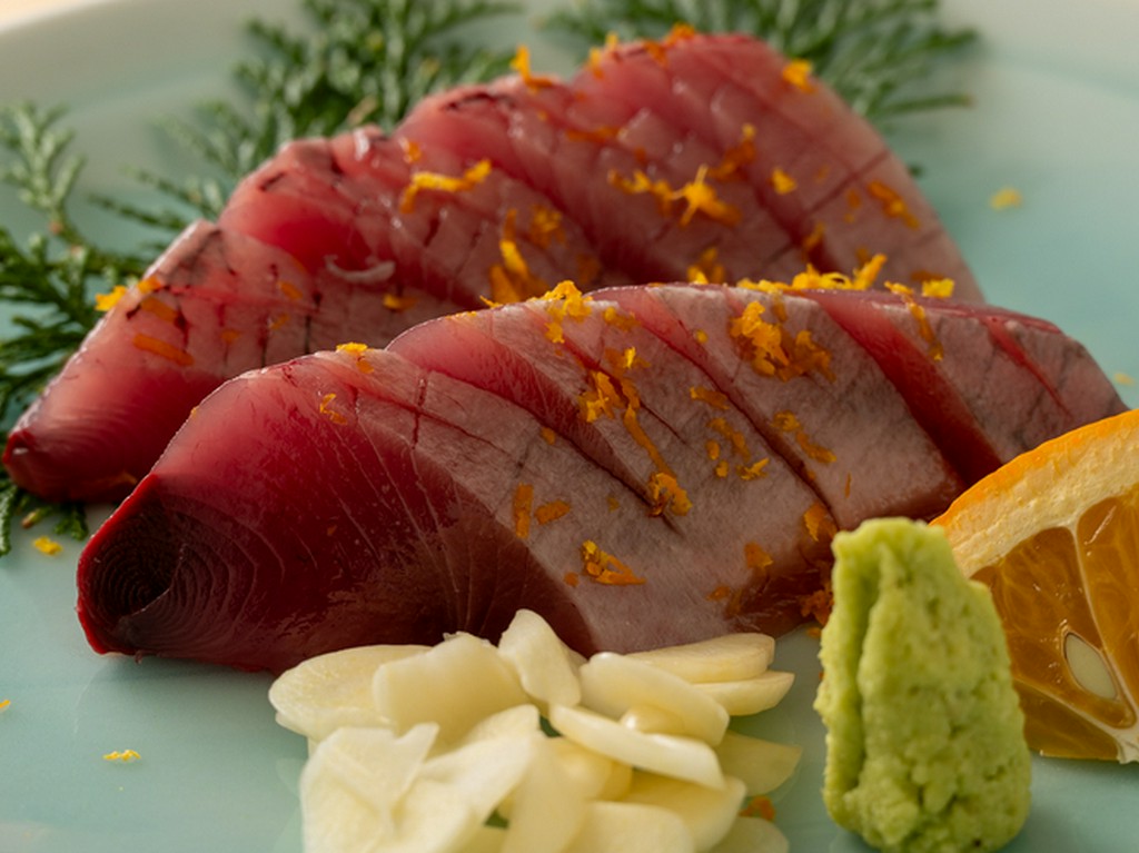 高知で味わう旬の生かつおの刺身を、ご賞味ください。