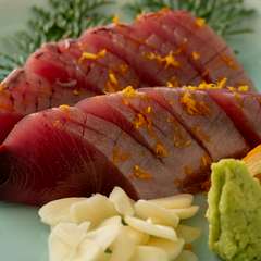高知で味わう旬の生かつおの刺身を、ご賞味ください。