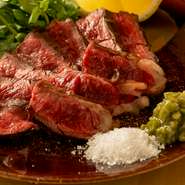 貴重な土佐赤牛を、天然塩ときざみワサビでご賞味ください。