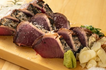 〈当店おすすめ〉本場生かつおの塩タタキ