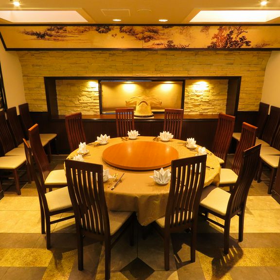 3階完全個室で円卓を囲む贅沢。最大24名のフロア貸切も可能