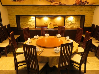 3階完全個室で円卓を囲む贅沢。最大24名のフロア貸切も可能