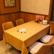 しっとりと落ち着いた雰囲気に包まれた店内は、大人の二人がくつろげる心安らぐ空間です。次々と登場する美食の数々に、お酒が進んで会話も弾むことでしょう。
