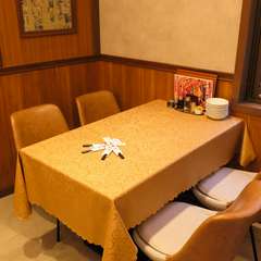 落ち着いた雰囲気の店内は、大人の二人がくつろげる空間