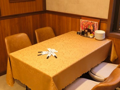 落ち着いた雰囲気の店内は、大人の二人がくつろげる空間