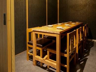 少人数から大小宴会まで出来るゆとりあるテーブル席があります。