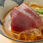 四季折々の高知の旬の味を取り揃えております。土佐の四季の味を、お楽しみください。
