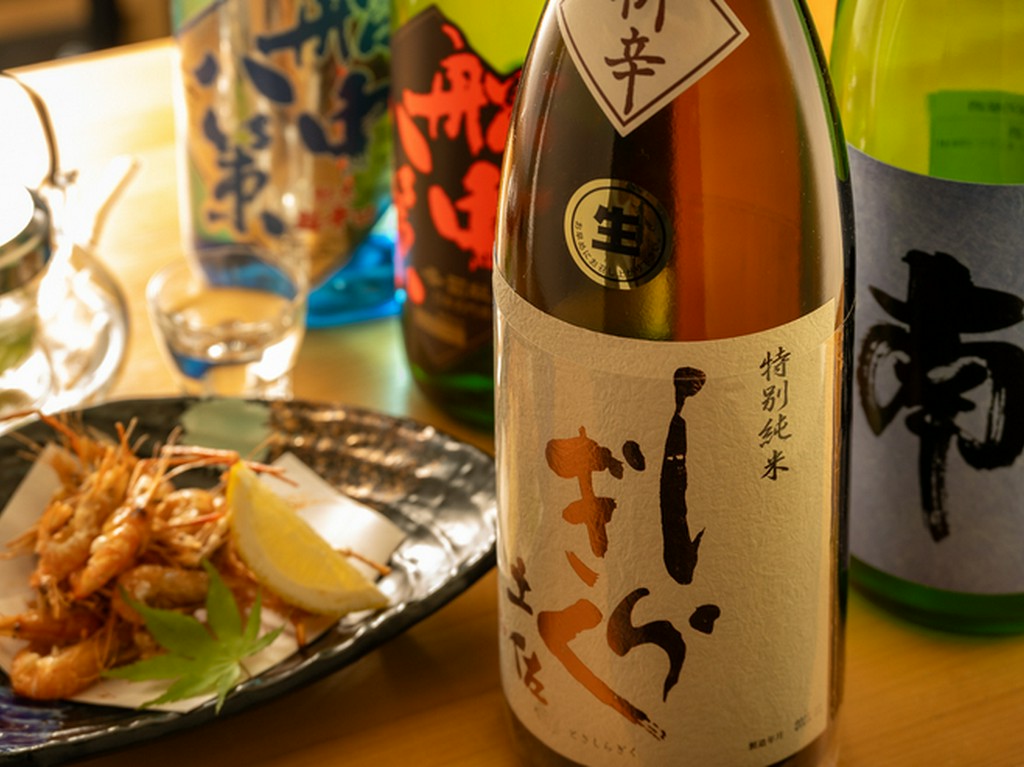 木目の落ち着いた空間で味わう、旬の味でおもてなし。
