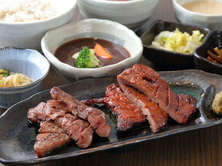 独自の「タンブリング製法」にて熟成。【青葉苑】の創作メニュー『牛たん＆仙台味噌牛たん御膳』