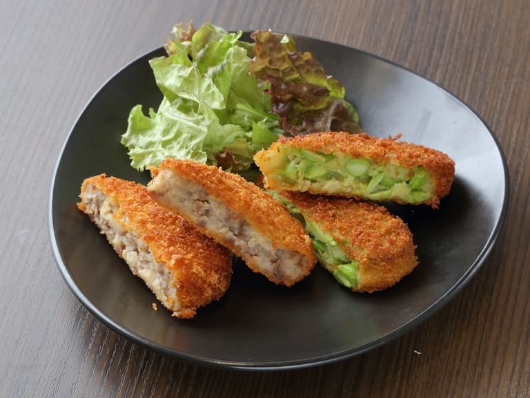 牛たんと枝豆の旨みたっぷり。究極のコロッケを両方味わえる『牛たん＆ずんだコロッケ（各1ケ）』