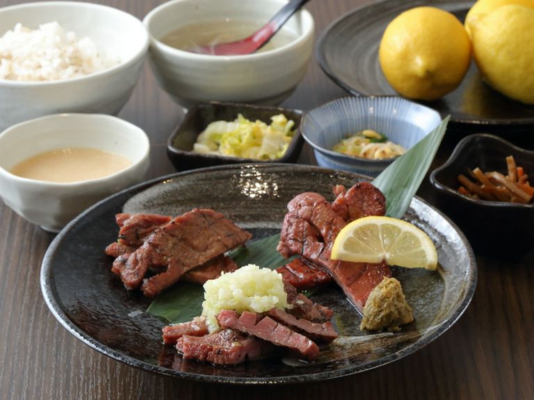 3種の牛たんが同時に味わえる、贅沢な一皿。【青葉苑】の特選メニュー『牛たん食べ比べ御膳』