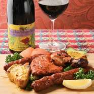 看板メニューは産地直送のスパイスで味付けされた、4種類の窯焼き肉料理を楽しめる本格スパイスの窯焼き4種盛り。女子会やご家族など、皆様で取り分けてお召し上がりください。
