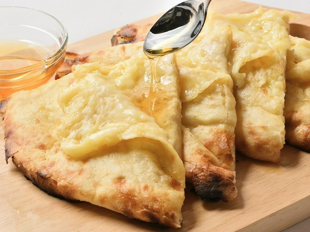 最高級備長炭を使用し焼き上げたナン