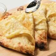 当店は、7種類のナンがございます。一番人気の「チーズナン」や、スパイスを効かせたポテトとグリーンピースが入った「マサラクルチャ」、アーモンドやココナッツを加えたデザートナン「カシミーリナン」も人気。
