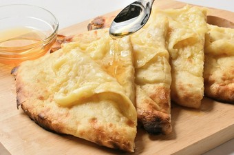 最高級備長炭を使用し焼き上げたナン