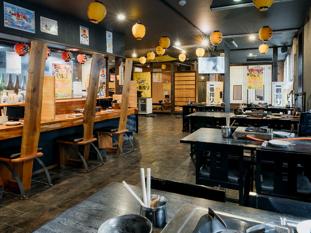 じっくりともつ料理と酒を満喫できるカウンター席