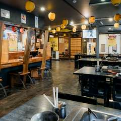 じっくりともつ料理と酒を満喫できるカウンター席