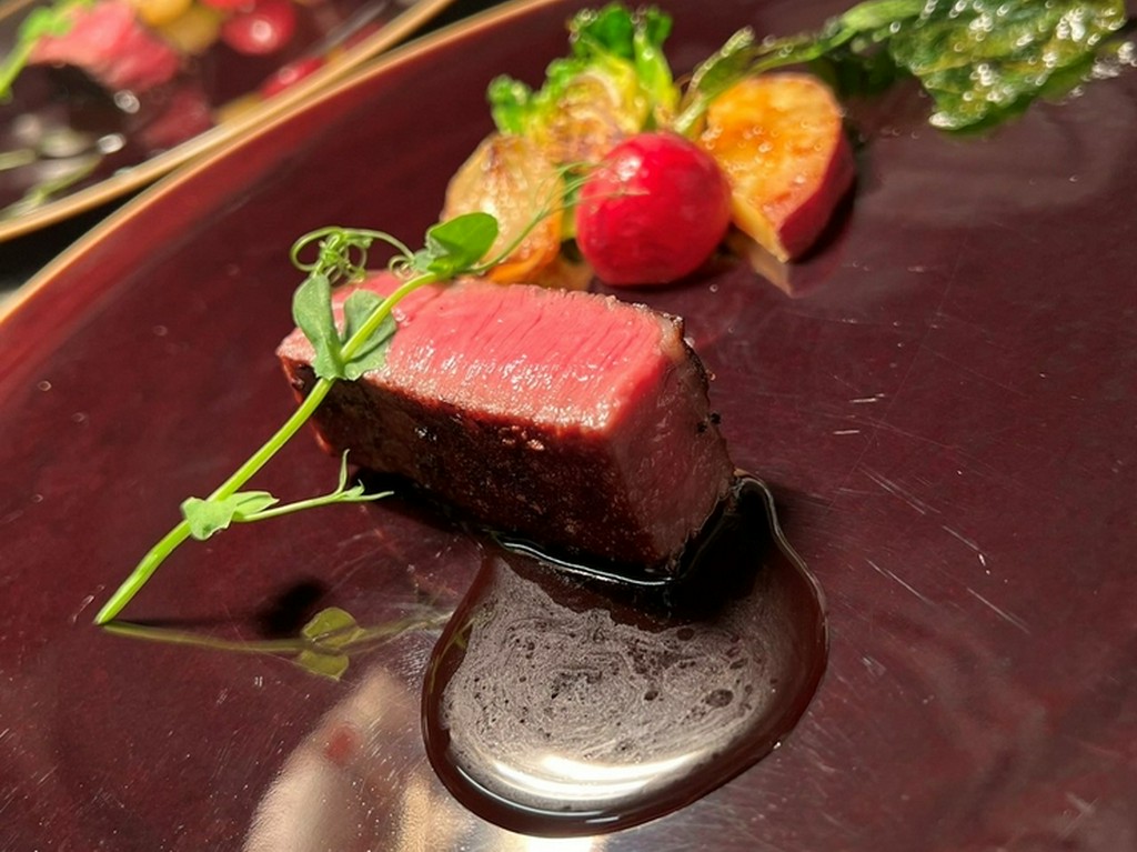 “個”に合わせ、最適な火入れで完成させる『飛騨牛イチボステーキ』