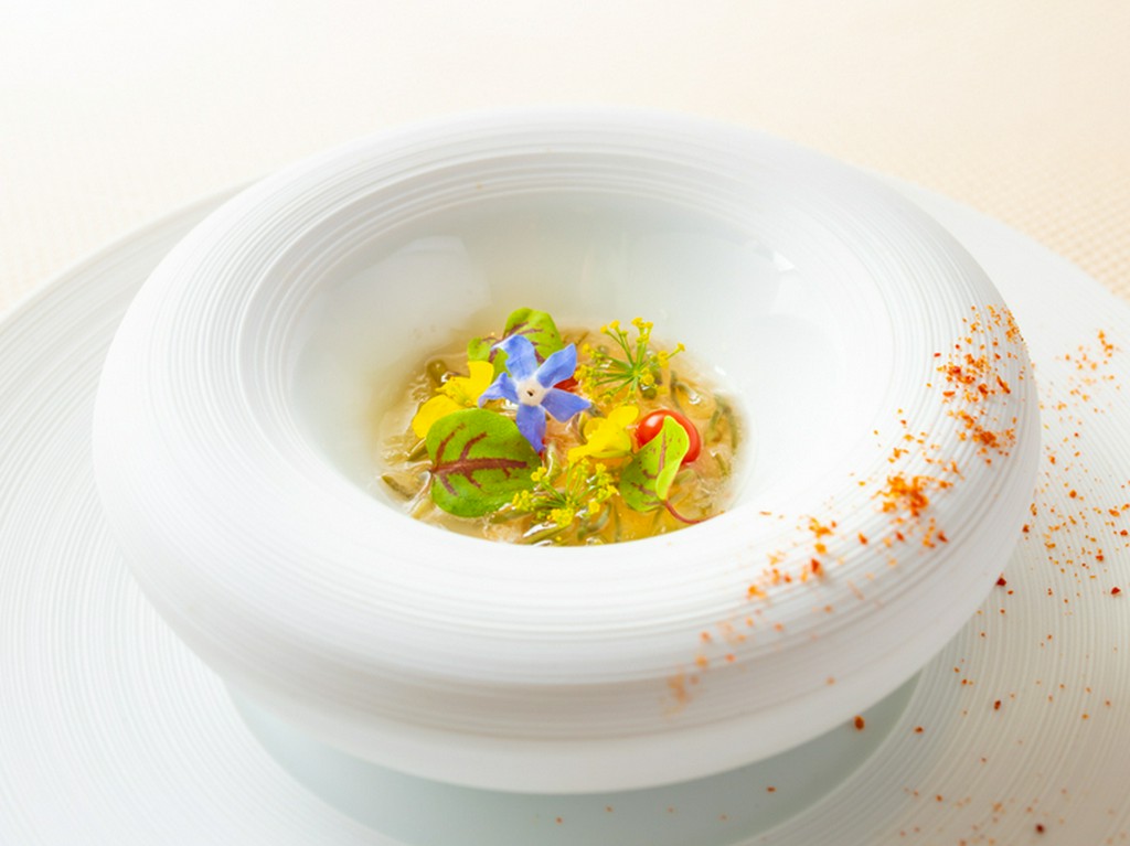 お皿の上に一枚の絵画を模したようなスペシャリテ『モネの池』