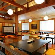 料亭の味を幅広いゲストに届けるため、趣向の異なる3つの空間を用意。本格和食をカジュアルに楽しめる和食堂、季節の会席を完全個室で堪能できる奥座敷、【幸すし】の原点である寿司カウンターの3つが揃います。