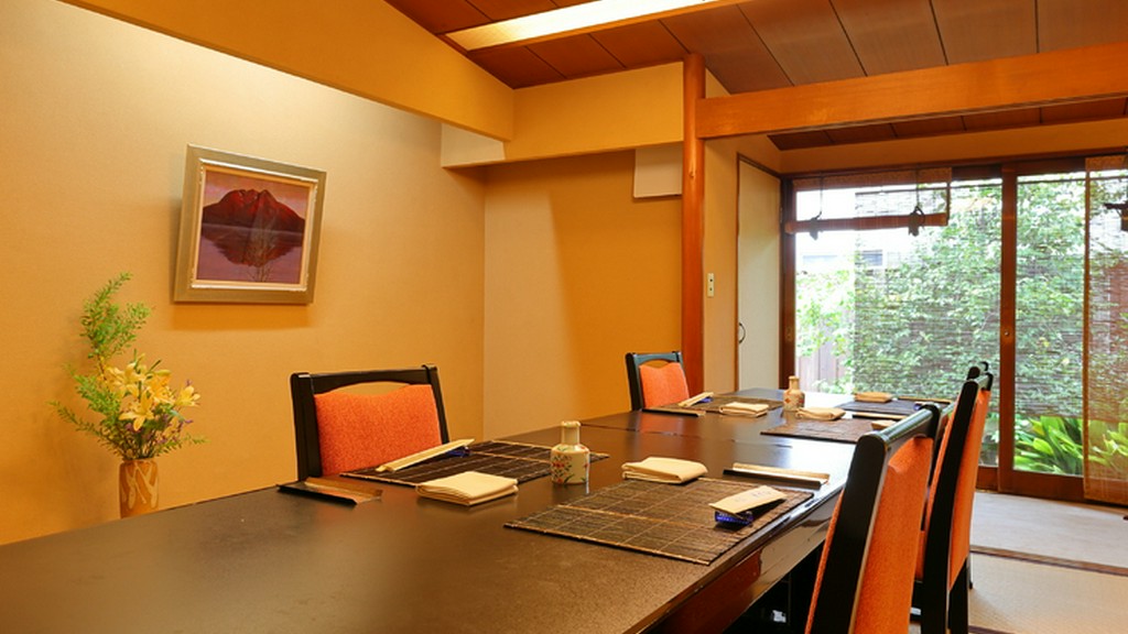 庭園を望む完全個室のお座敷で、季節の会席を愛でる贅沢が叶う