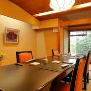 奥座敷には大広間・中広間・小部屋があり、全室から庭園を眺められます。椅子席と座布団席のどちらも可能で、幅広い年代の方が落ち着いて憩える設え。会席の種類が多く、シーンや予算に応じて選べるのも大きな魅力！