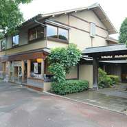 川越での各種宴会にも長年定評がある料亭。奥座敷の大広間は最大50名様までが集え、親睦会や同窓会、会社行事、法事など、さまざまな利用シーンに対応。プライベート＆ビジネスの両方で頼りになります。