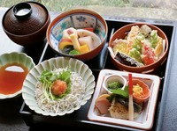 人気メニュー！
・焼物、煮物、天ぷら、小どんぶり、味噌汁
※小どんぶりは次から選べます。
・しらす丼
・まぐろ漬け丼
