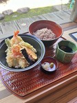 ・揚げたて天ぷらをのせた天丼、深谷そば