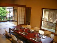 7日前までの完全予約制
※奥座敷は別途サービス料をいただいています。昼10％、夜15％。
