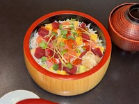 いくら入りちらし寿司。味噌椀付