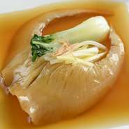 吉切鮫の尾びれを使った、ふかひれ姿煮。スープはじっくり仕込んだ鷄白湯スープ。濃厚ながらもスッキリとした後味で、最後のひと口まで楽しませてくれる逸品です。
※写真は上湯スープ（+1,100円）でございます。