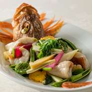 三浦近海でとれた新鮮な海の幸を、お客様の好きな調理方法で提供。写真は旬の鮮魚の炒め物の一例。
蒸・焼・揚といったスタイルから味付けまで、思いのままのひと品を提供してくれます。