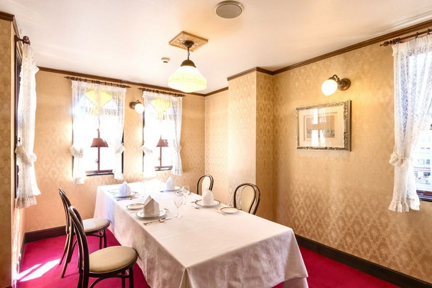 伝統的なフランス料理をプライベートルームで堪能