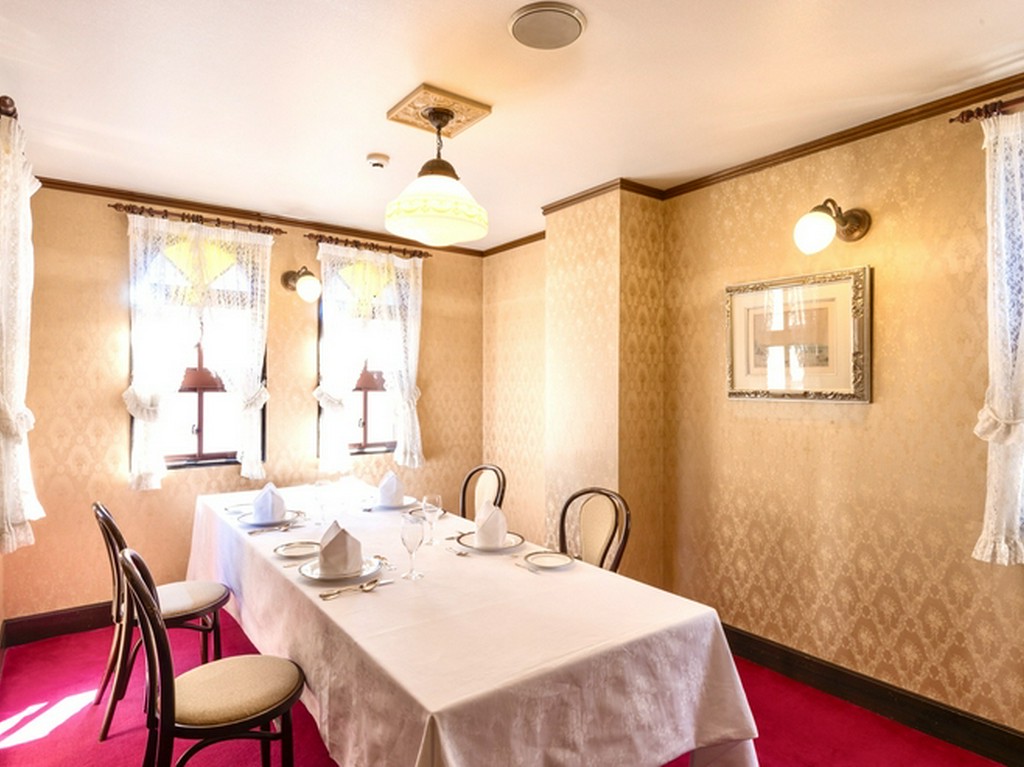 伝統的なフランス料理をプライベートルームで堪能