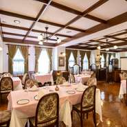 披露宴会場としても利用されることが多いレストラン。料理はコース、又はビュッフェスタイルから選べることができ、人数も10名～と幅広いウェディングプランに対応が可能です。