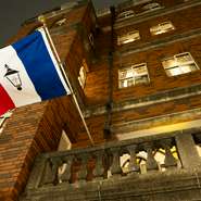 建物は、開港当時の建築様式を参考に、明治の西洋館を再現されているそうです。館内は開化期の文明の香りを伝える家具や照明器具など古き良き時代を感じられる内装となっています。

