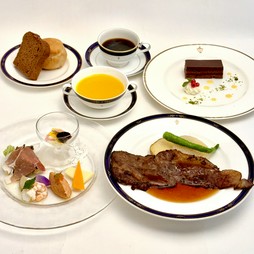 上質な肉の旨みを、秘伝のソースでさらに高める『開港ディナー』
