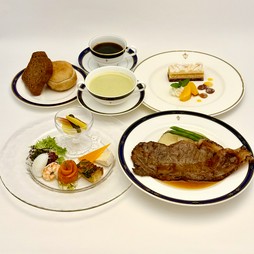 上質な肉の旨みを、秘伝のソースでさらに高める『開港ディナー』