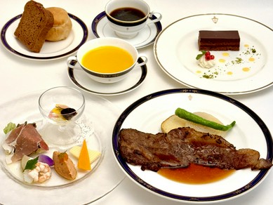 上質な肉の旨みを、秘伝のソースでさらに高める『開港ディナー』