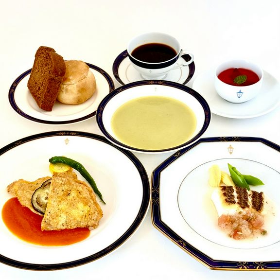 季節の食材を使ったフルコースをカジュアルに楽しめる『十番館ランチ』