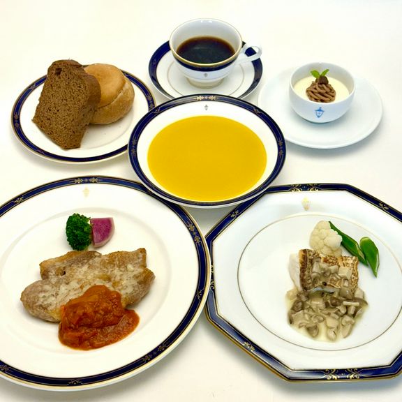 季節の食材を使ったフルコースをカジュアルに楽しめる『十番館ランチ』