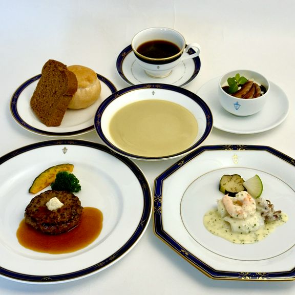 季節の食材を使ったフルコースをカジュアルに楽しめる『十番館ランチ』