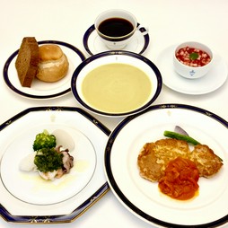 季節の食材を使ったフルコースをカジュアルに楽しめる『十番館ランチ』