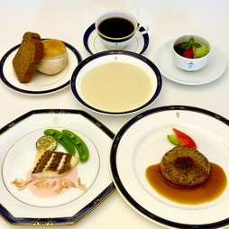 季節の食材を使ったフルコースをカジュアルに楽しめる『十番館ランチ』