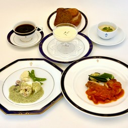 季節の食材を使ったフルコースをカジュアルに楽しめる『十番館ランチ』