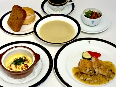 季節の食材を使ったフルコースをカジュアルに楽しめる『十番館ランチ』