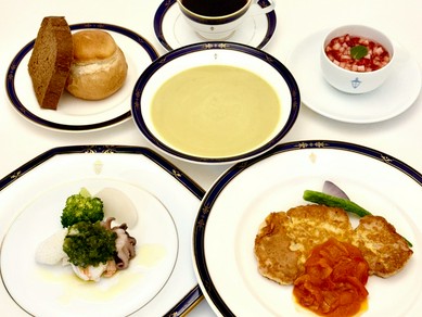 季節の食材を使ったフルコースをカジュアルに楽しめる『十番館ランチ』