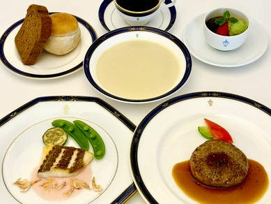 季節の食材を使ったフルコースをカジュアルに楽しめる『十番館ランチ』